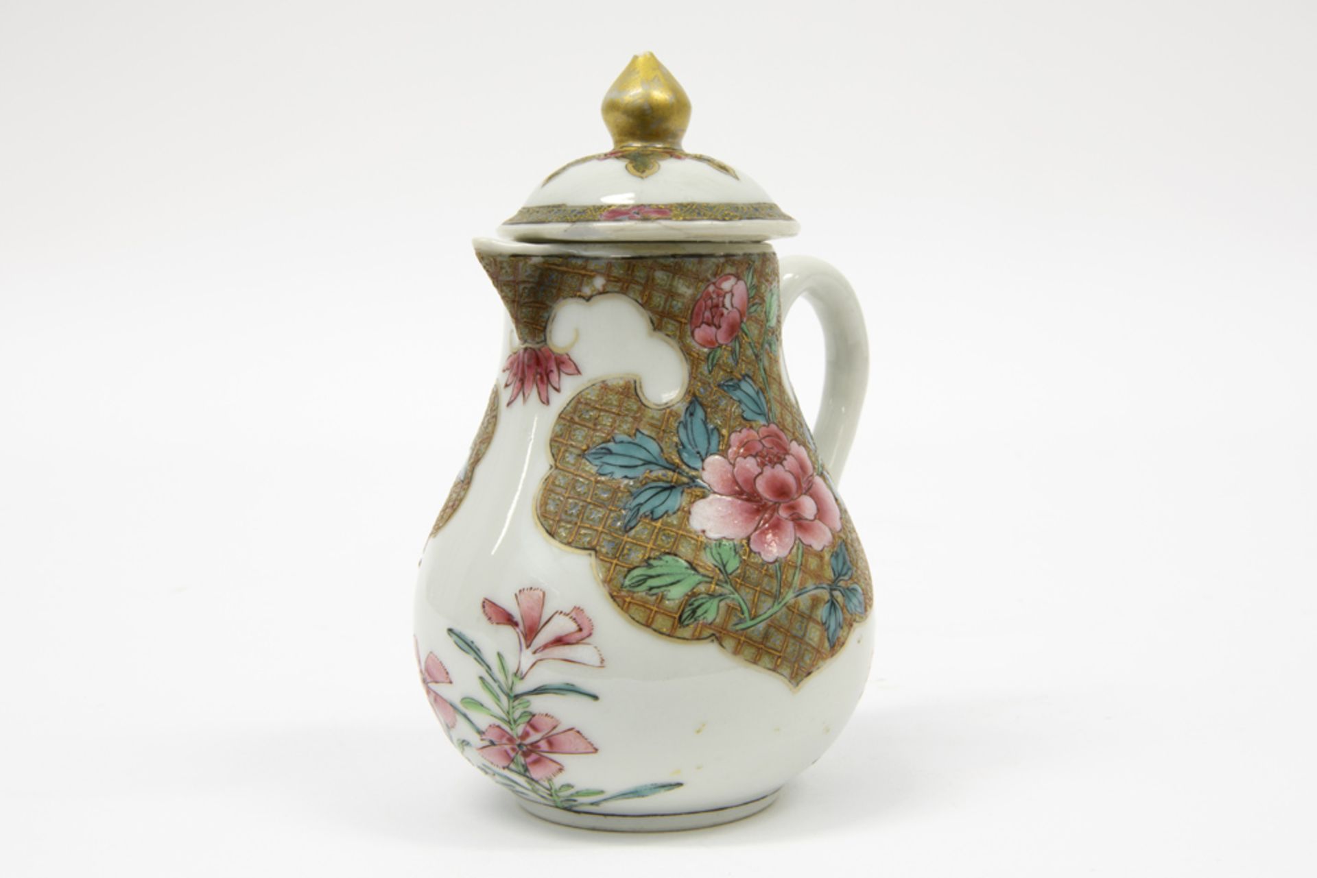 18th Cent. Chinese lidded jug in porcelain with a nice floral 'Famille Rose' decor || Achttiende - Bild 3 aus 5