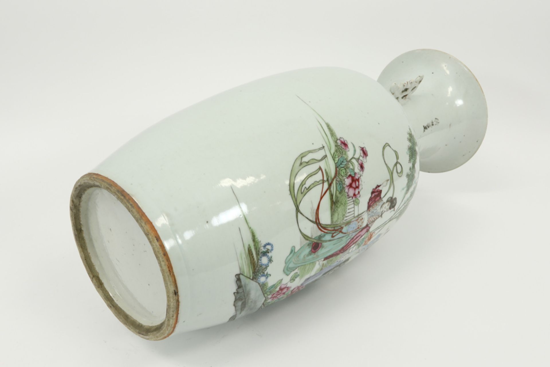 Chinese Republic period vase in porcelain with a polychrome decor with two ladies in a garden || - Image 5 of 5