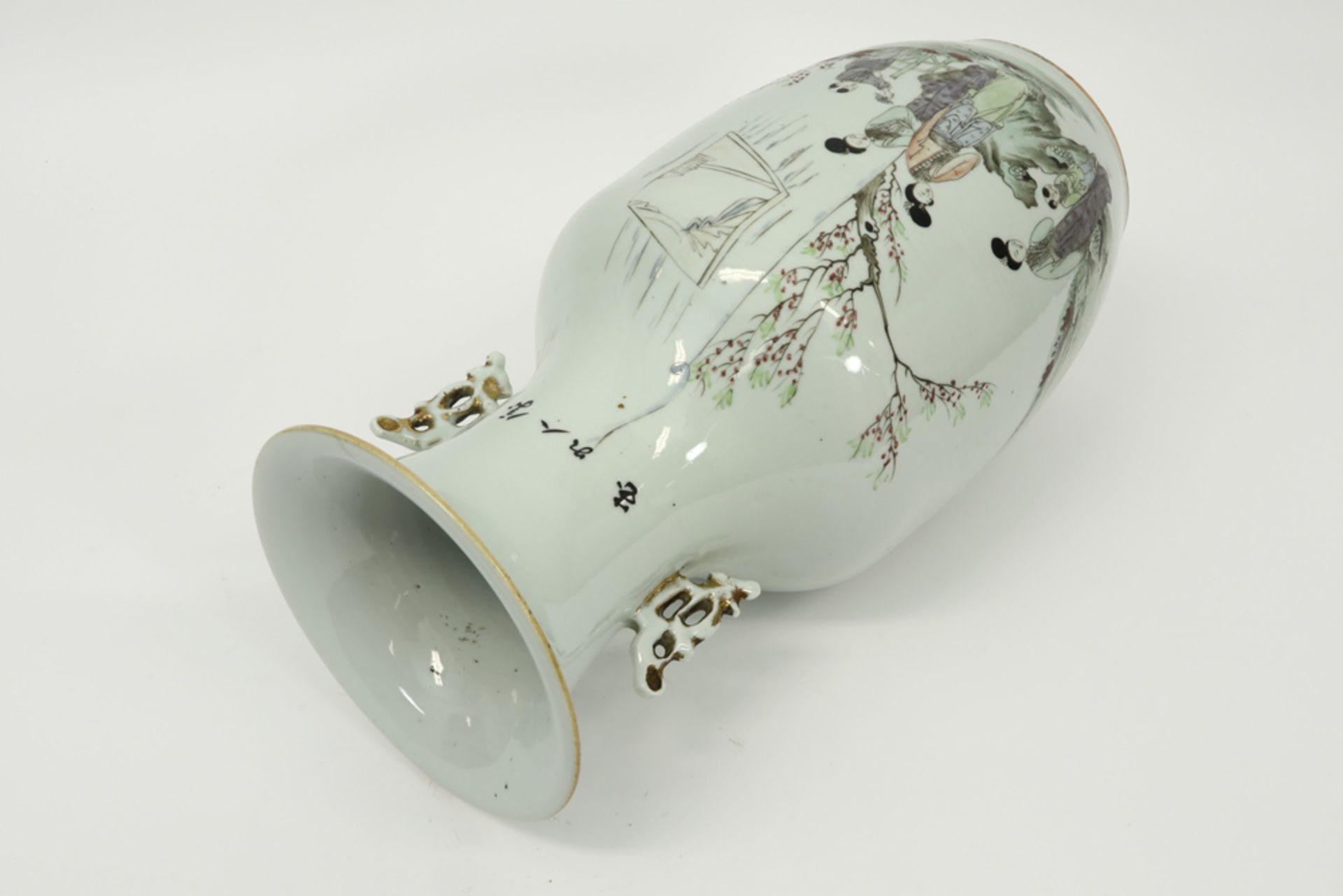 Chinese Republic period vase in porcelain with a polychrome decor with women and children || Chinese - Image 4 of 5
