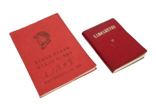 two Mao "Red books" (in Chinese) || Lot (2) van een groter en een kleiner zgn "rood boekje" van