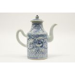 antique Chinese teapot in porcelain with a floral blue-white decor || Antiek gedekseld Chinees