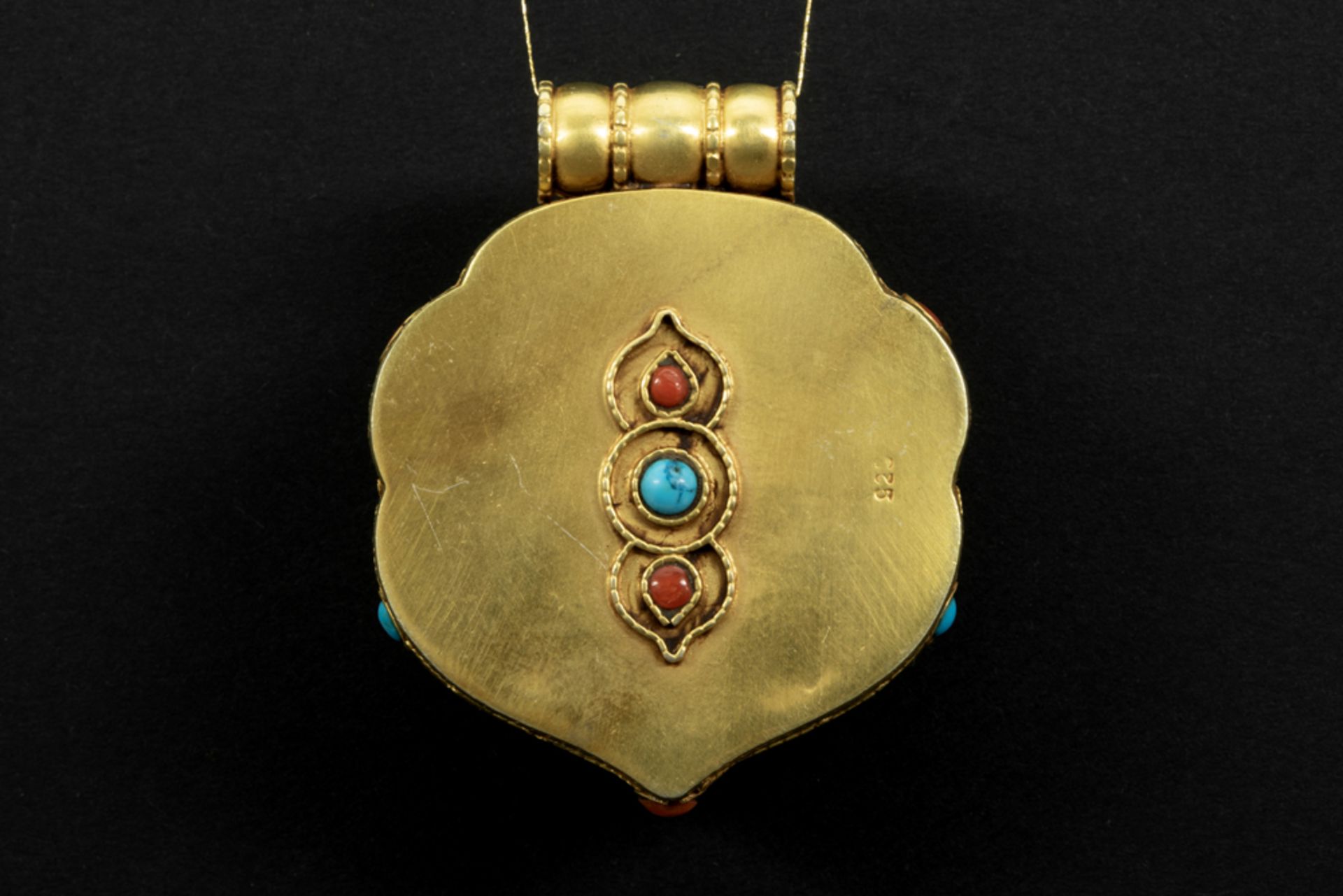 Tibeto Nepalese ghau in yellow gold on silver with turquoise and coral and with on the lid the - Bild 3 aus 3