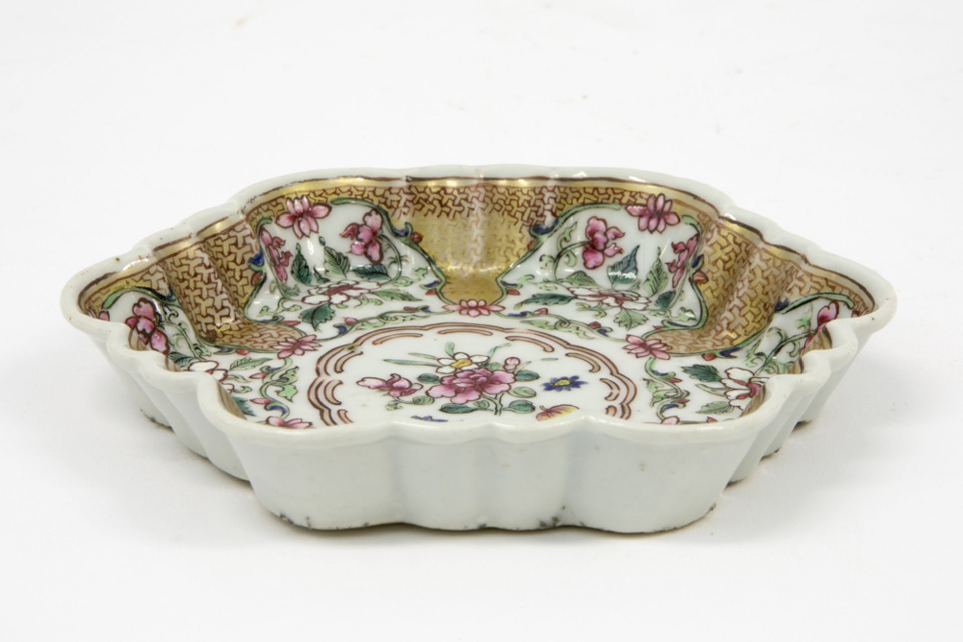 18th Cent. Chinese hexagonal "patti"in porcelain with a 'Famille Rose' decor || Achttiende eeuws - Image 2 of 3