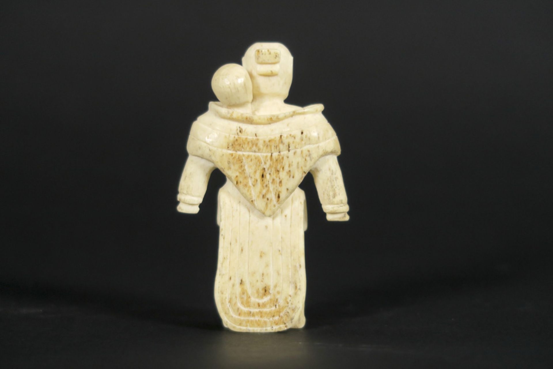 small 1950's Inuit maternity sculpture in cetacean bone || INUIT - ca 1950 kleine - Image 3 of 4