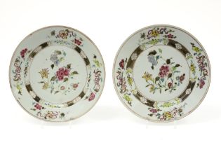 pair of 18th Cent. Chinese plates in porcelain with a floral 'Famille Rose' decor || Paar achttiende