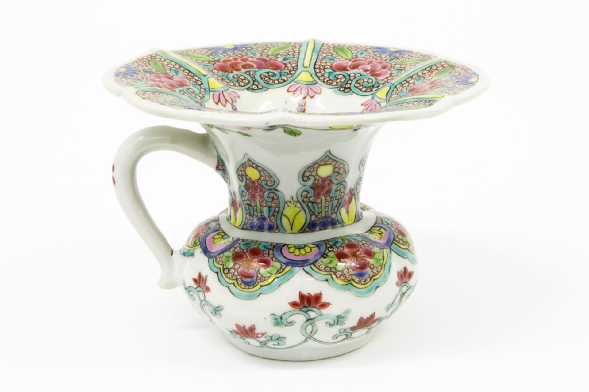 beautiful 18th Cent. Chinese spittoon in porcelain with a very nice floral 'Famille Rose' decor ||