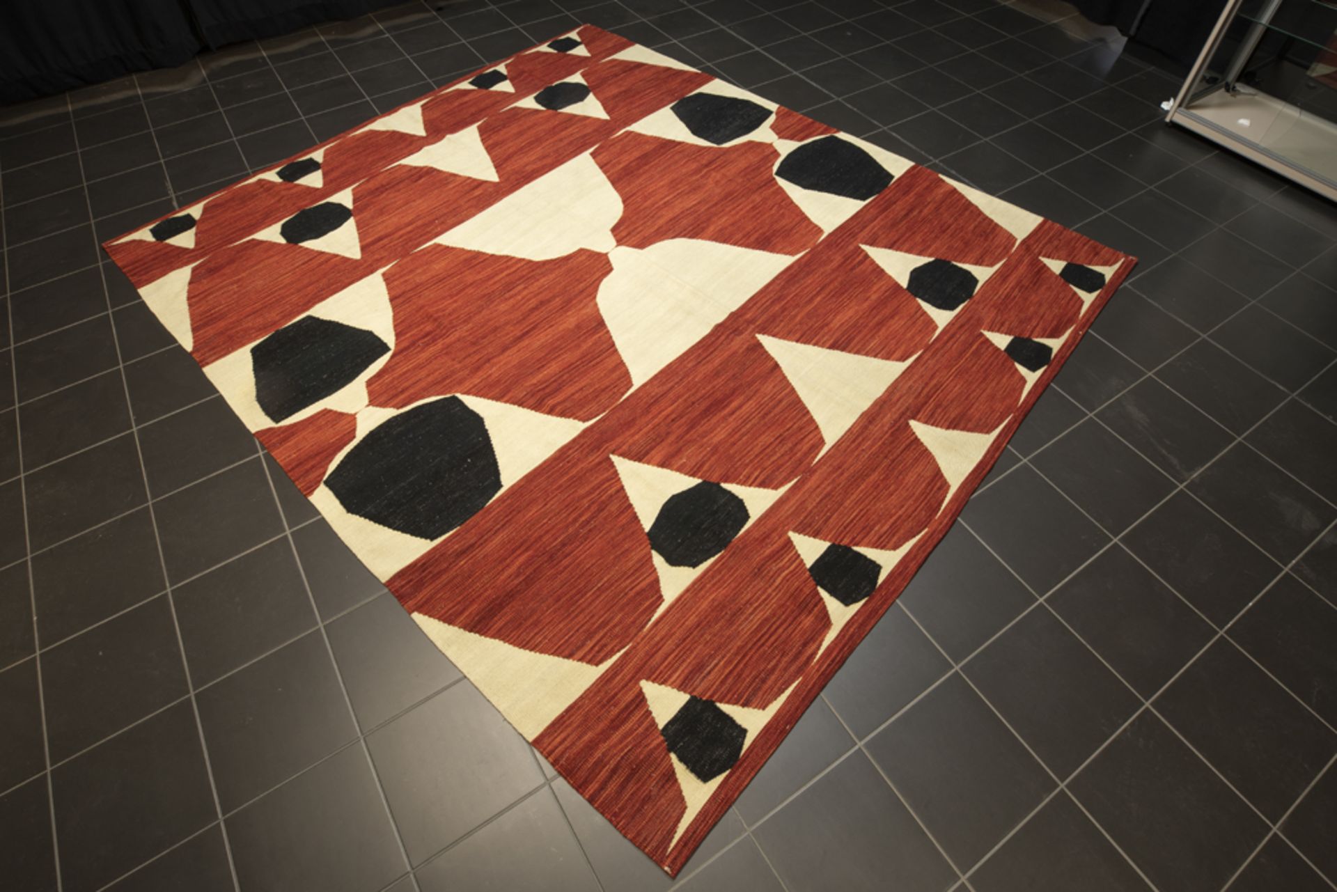 oriental kilim || Oosterse kelim met een vlakkenspel in rood, beige en zwart - 370 x 262 cm