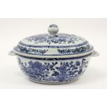 18th Cent. Chinese lidded tureen in porcelain with a blue-white Still Life decor || Gedekselde