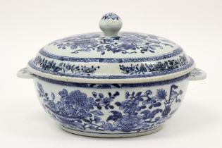 18th Cent. Chinese lidded tureen in porcelain with a blue-white Still Life decor || Gedekselde