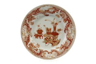 18th Cent. Chinese plate in porcelain with a Stillife decor in sanguine colors and gold || Mooi