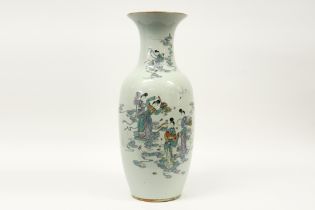 Chinese Republic period vase in porcelain with a polychrome decor with 'Elizas' || Chinese vaas