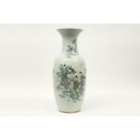 Chinese Republic period vase in porcelain with a polychrome decor with 'Elizas' || Chinese vaas