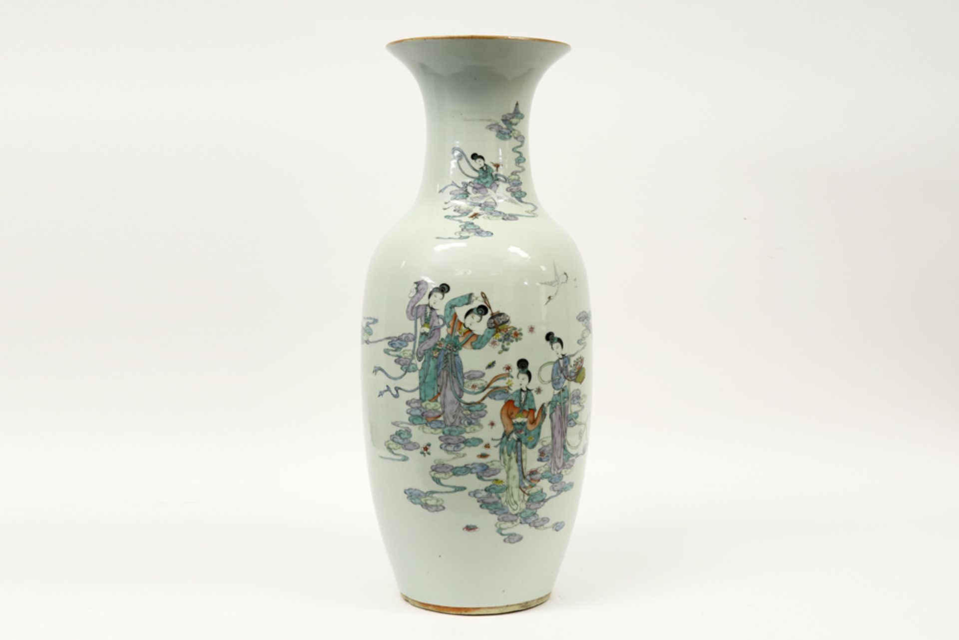 Chinese Republic period vase in porcelain with a polychrome decor with 'Elizas' || Chinese vaas