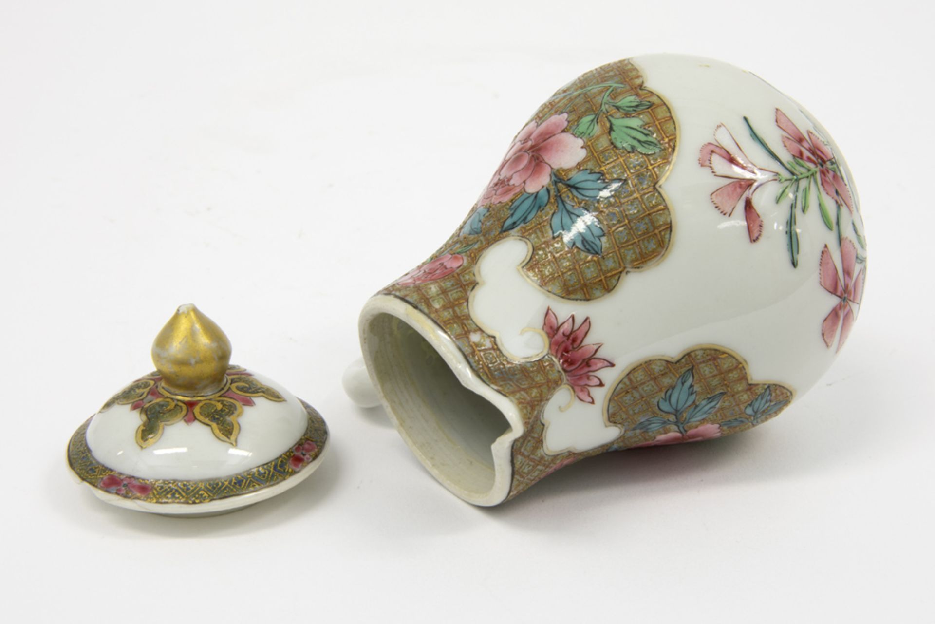 18th Cent. Chinese lidded jug in porcelain with a nice floral 'Famille Rose' decor || Achttiende - Bild 4 aus 5