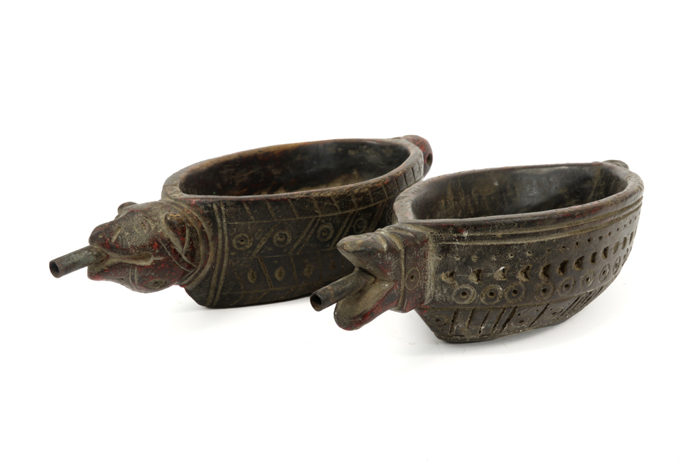two Naga bowls in wood || Lot van twee schaaltjes van de Naga in hout telkens met grepen in de - Image 3 of 3