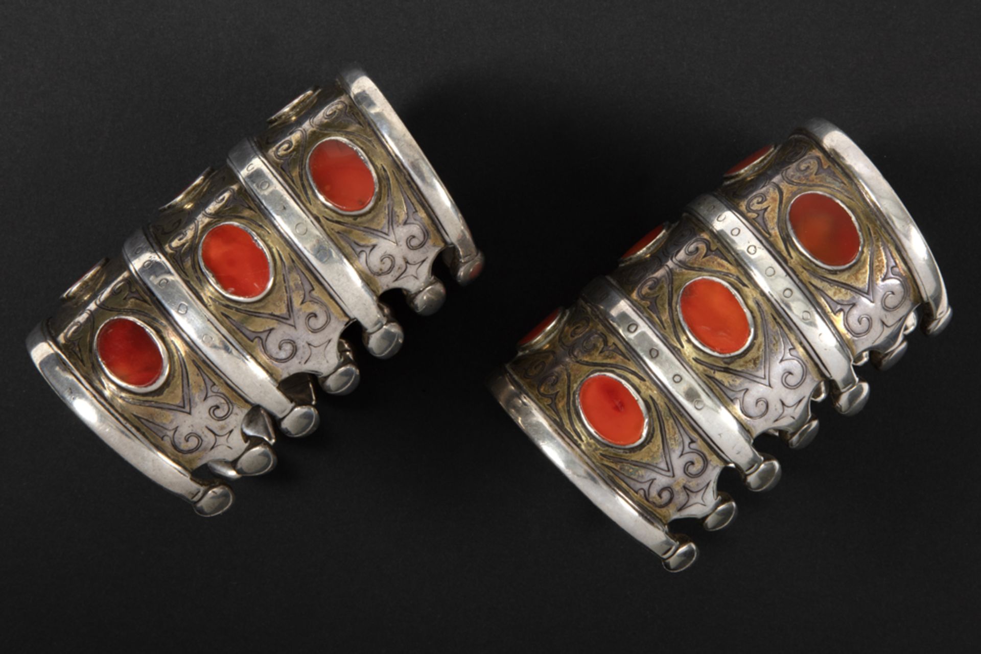 pair of antique Turkmen silver bracelets with carnelians || Paar antieke Turkmeense armbanden in - Bild 3 aus 3