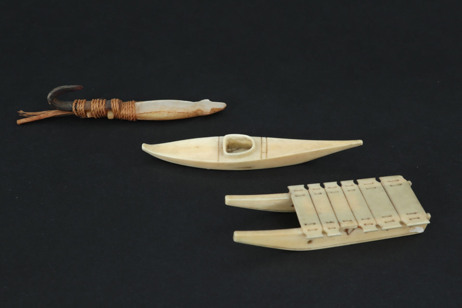 several Inuit items amongst which a bone fish and a fishhook || Lot Inuit artefacten waaronder een - Image 3 of 4