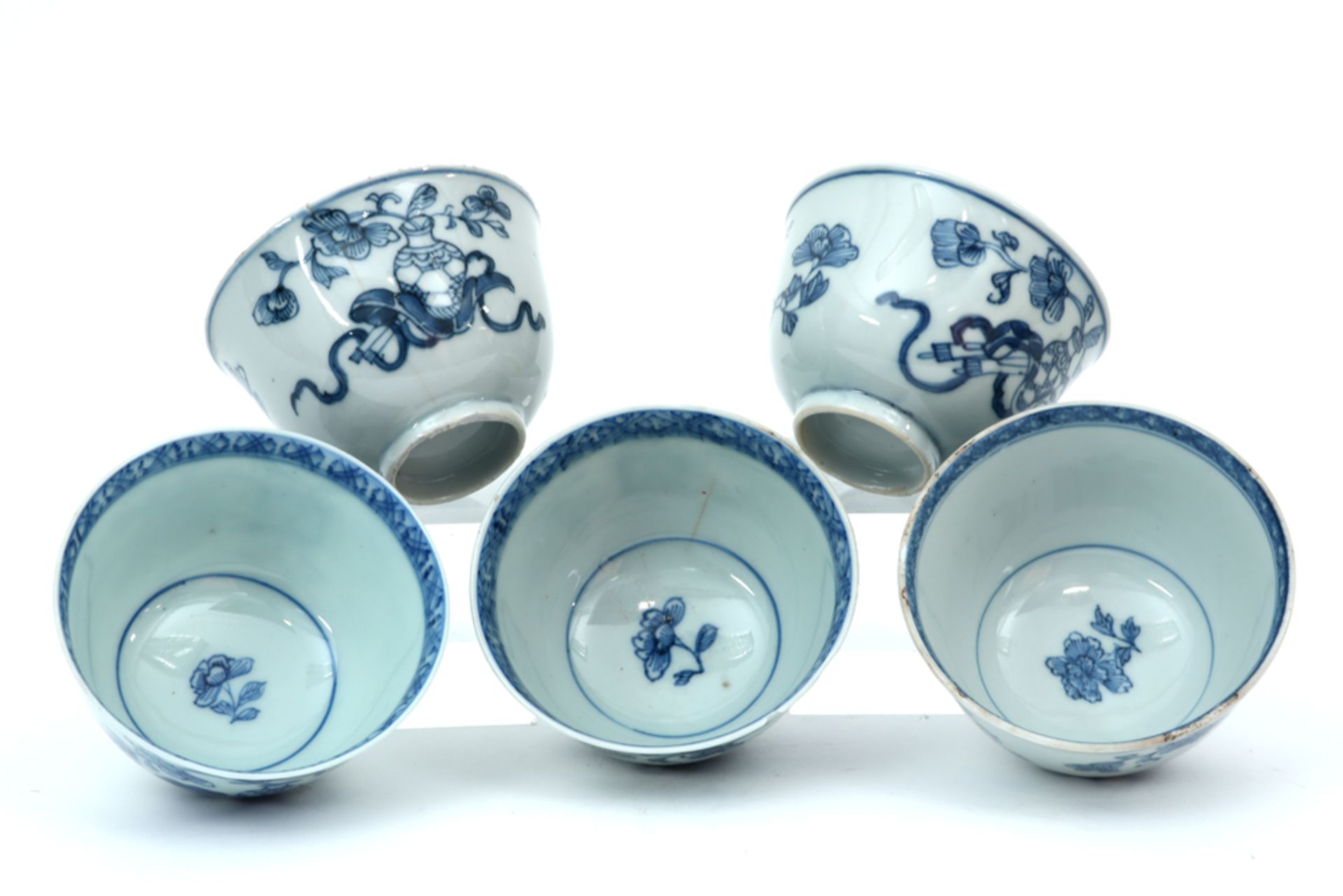 series of five 18th Cent. Chinese tea cups in porcelain with a floral blue-white decor || Reeks - Image 3 of 3