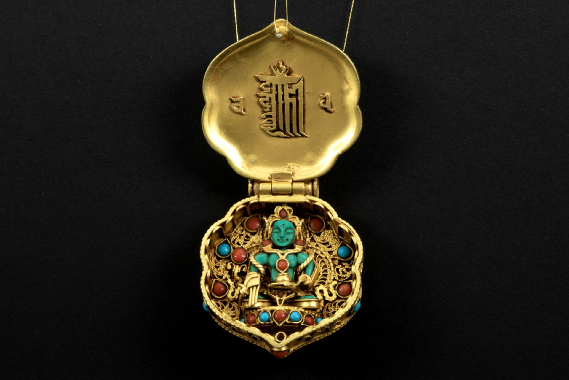 Tibeto Nepalese ghau in yellow gold on silver with turquoise and coral and with on the lid the - Bild 2 aus 3