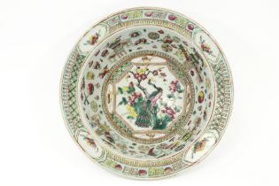 antique Chinese bassin in porcelain with a polychrome decor with a peacock in garden || Antieke