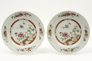 pair of 18th Cent. Chinese plates in porcelain with Famille Rose garden decor || Paar achttiende