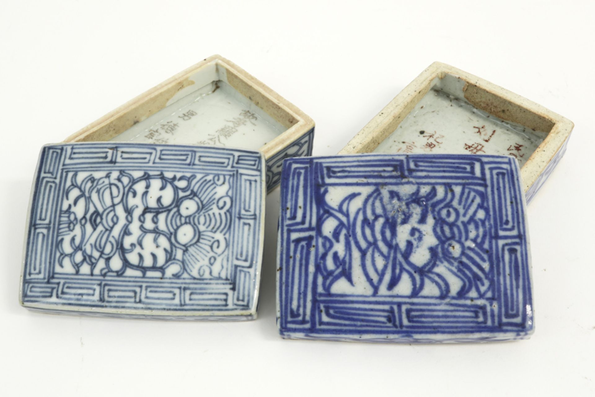 two small antique Chinese lidded boxes in porcelain with a blue-white decor & with on the inside - Bild 2 aus 4