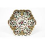 18th Cent. Chinese hexagonal "patti"in porcelain with a 'Famille Rose' decor || Achttiende eeuws