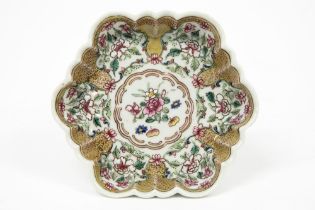 18th Cent. Chinese hexagonal "patti"in porcelain with a 'Famille Rose' decor || Achttiende eeuws