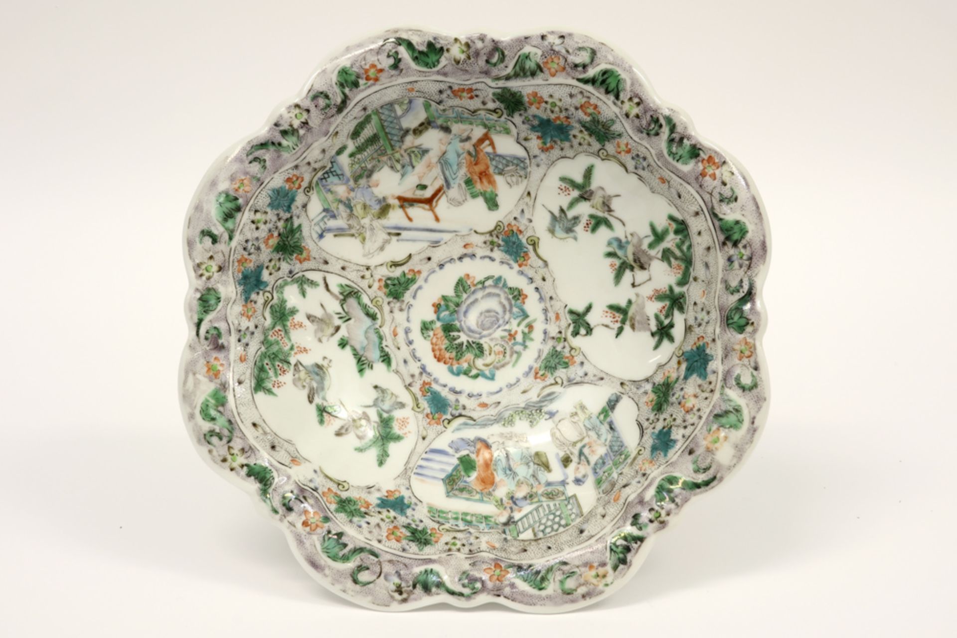 antique Chinese tazza in porcelain with a Famille Verte decor with flowers and with figures || - Bild 2 aus 3