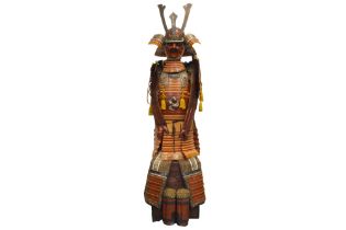 Japanese Samurai outfit with armor, red mask, nice casket and well preserved textile || Mooie,