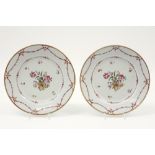 pair of 18th Cent. Chinese plates in porcelain with Famille Rose decor with festoons || Paar