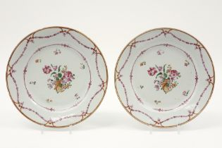 pair of 18th Cent. Chinese plates in porcelain with Famille Rose decor with festoons || Paar