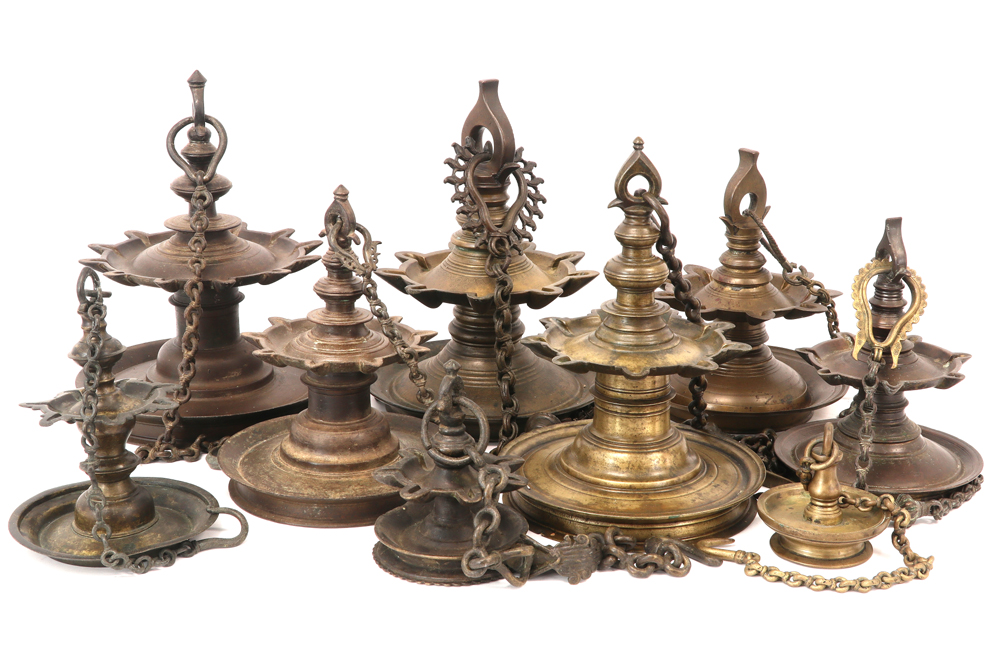collection of nine South Indian/Kerala hanging "Thookkuvilakku" oillamps || INDIA / KERALA - 18°/19° - Image 2 of 2