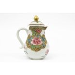 18th Cent. Chinese lidded jug in porcelain with a nice floral 'Famille Rose' decor || Achttiende