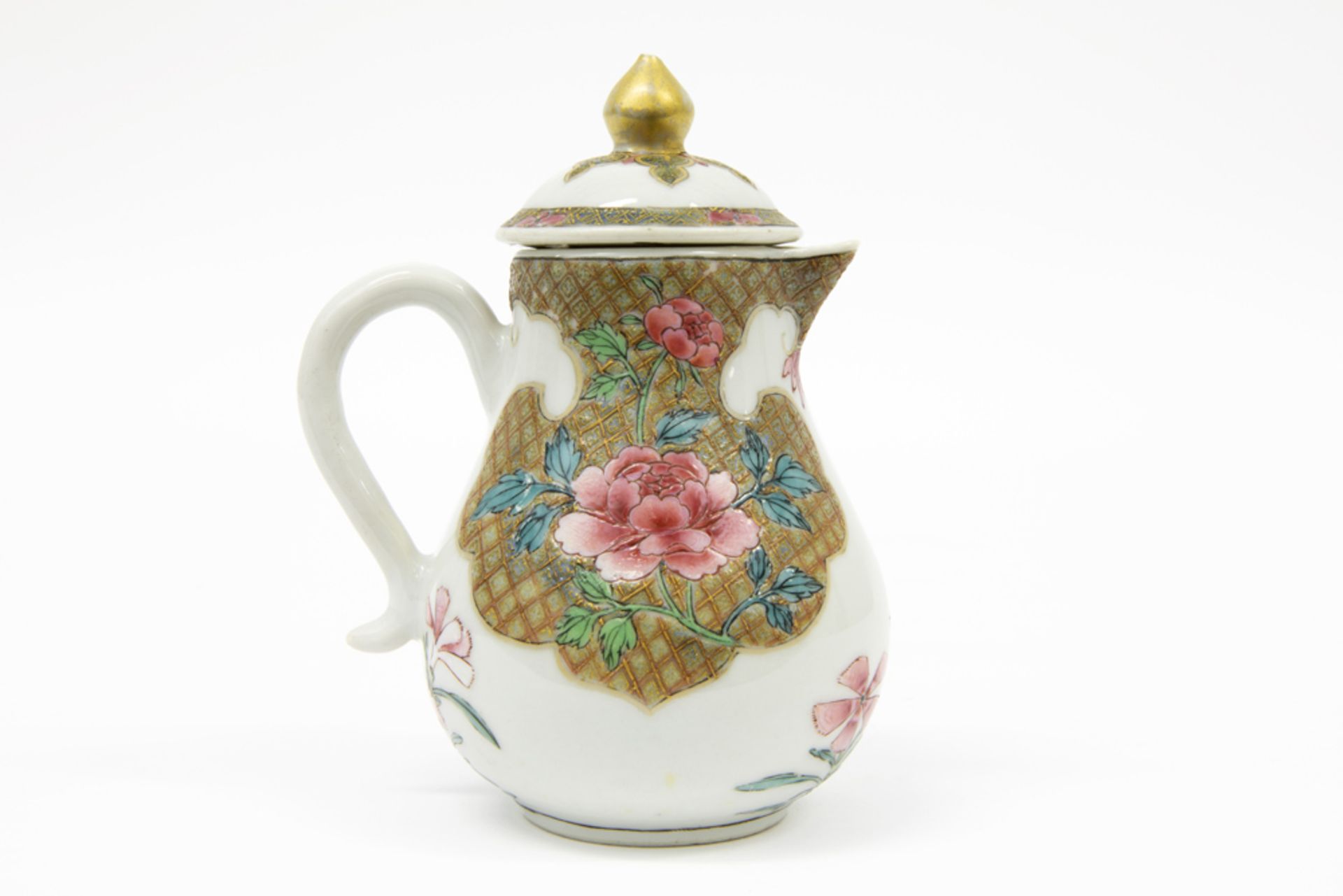 18th Cent. Chinese lidded jug in porcelain with a nice floral 'Famille Rose' decor || Achttiende