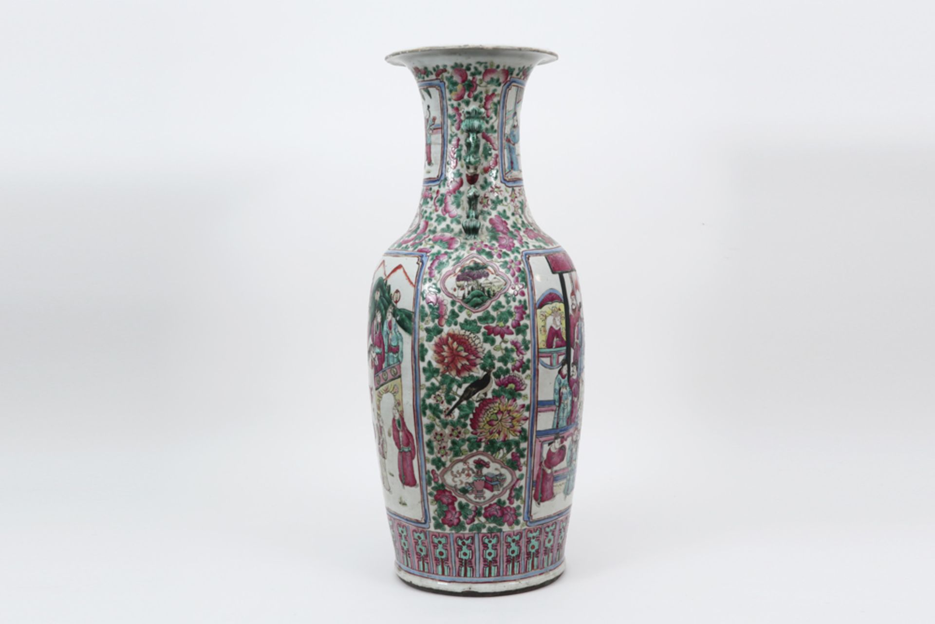 Chinese vase in porcelain with a 'Famille Rose' decor with flowers, birds and figures || Chinese - Bild 2 aus 5