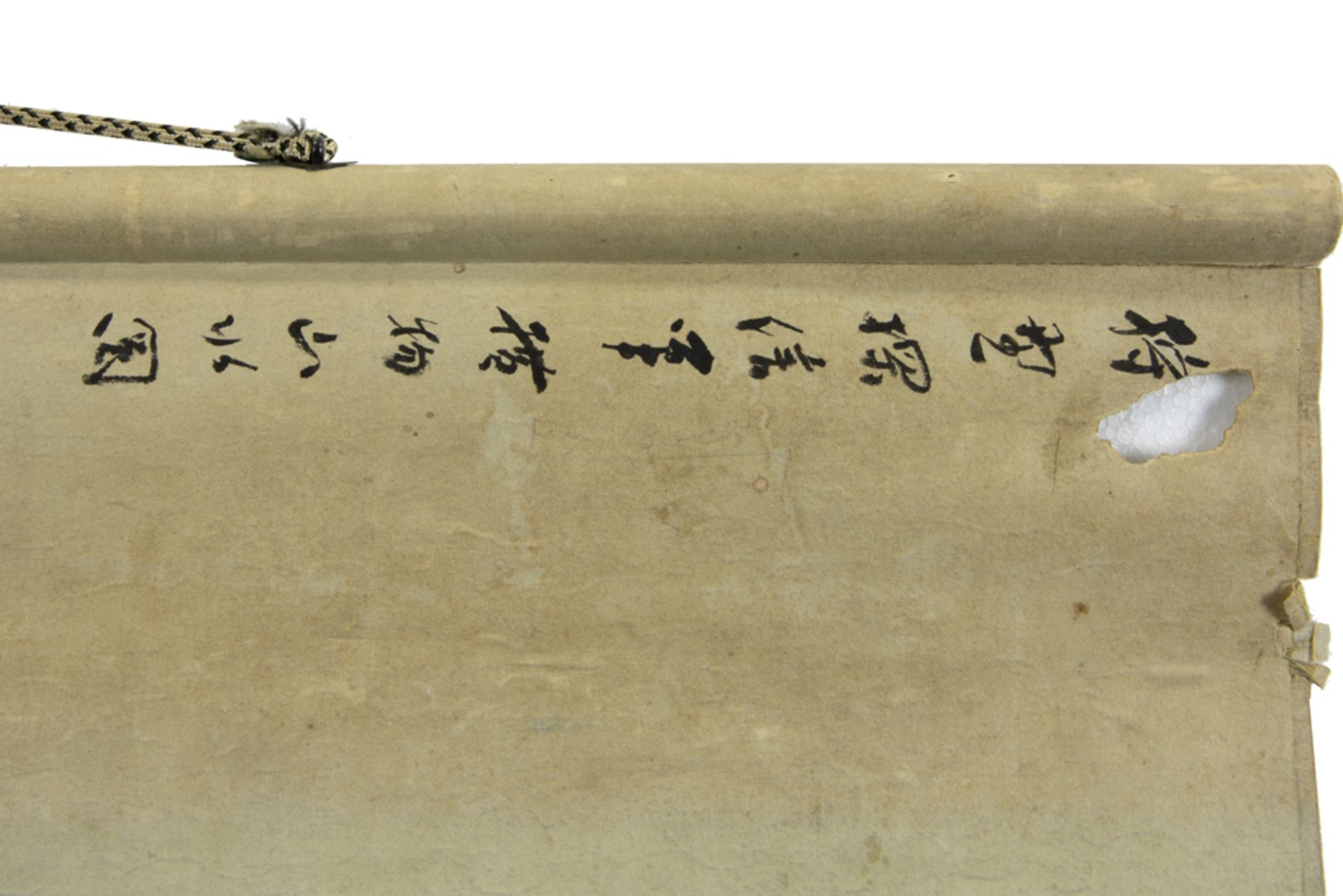 Chinese scroll with an antique black ink painting with a landscape || Chinese rol met antieke - Image 4 of 5