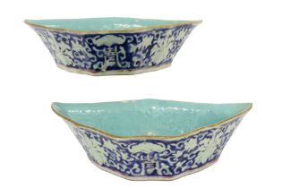 pair of antique Chinese dishes with a bat design in porcelain with a polychrome with bats || Paar