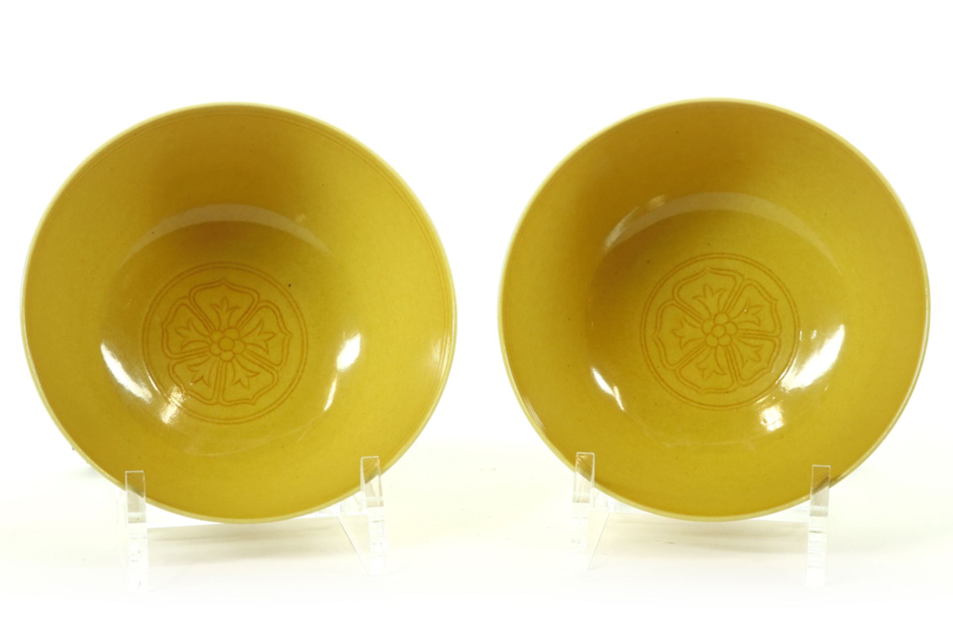 rare pair of 18th Cent. Chinese Qian Long period bowls in marked porcelain with imperial yellow - Bild 2 aus 5