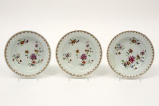 series of three 18th Cent. Chinese plates in porcelain with Famille Rose decor with flowers || Reeks