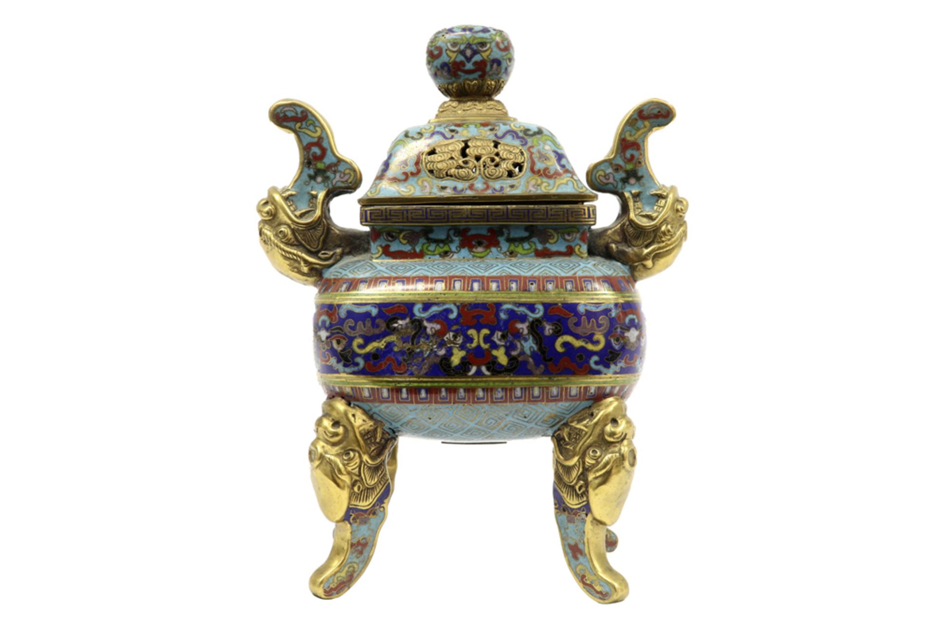 Chinese Qing style incense burner in polychrome cloisonné || Chinese gedekselde wierookbrander in - Image 3 of 7