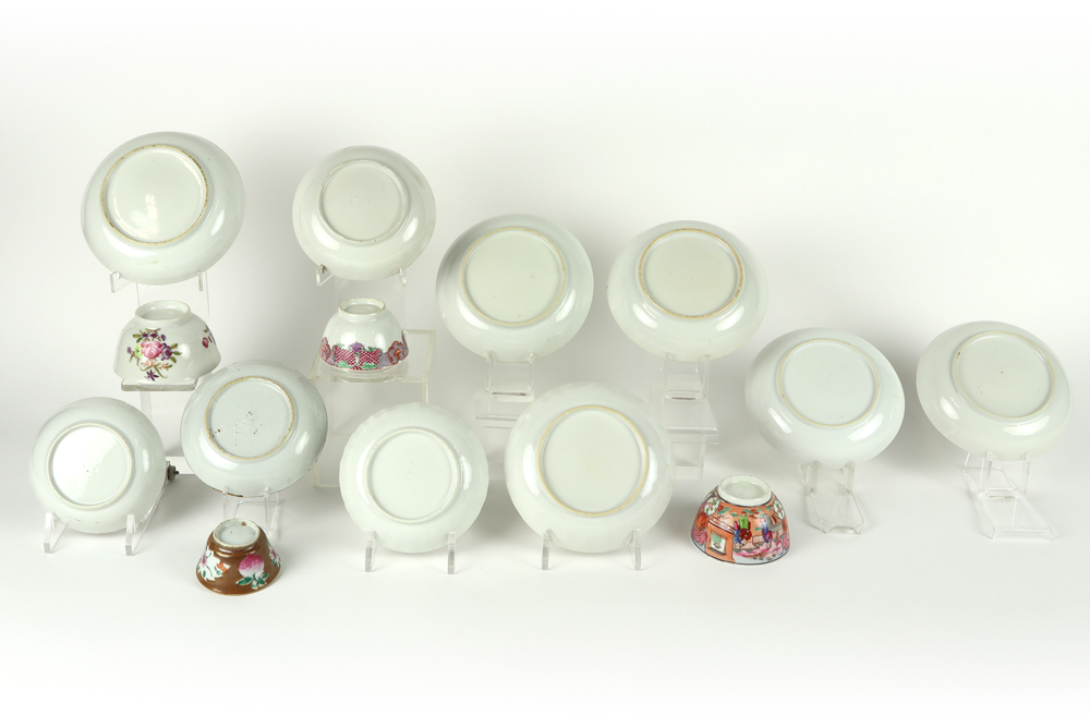 lot with fourteen 18th Cent. Chinese cups and saucers in porcelain with Famille Rose decor || Lot ( - Image 2 of 2