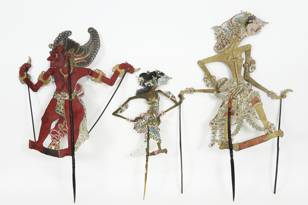 three Indonesian "Wajang" shadow puppets || Lot van drie Indonesische "Wajang"-schaduwpoppen - Bild 2 aus 2