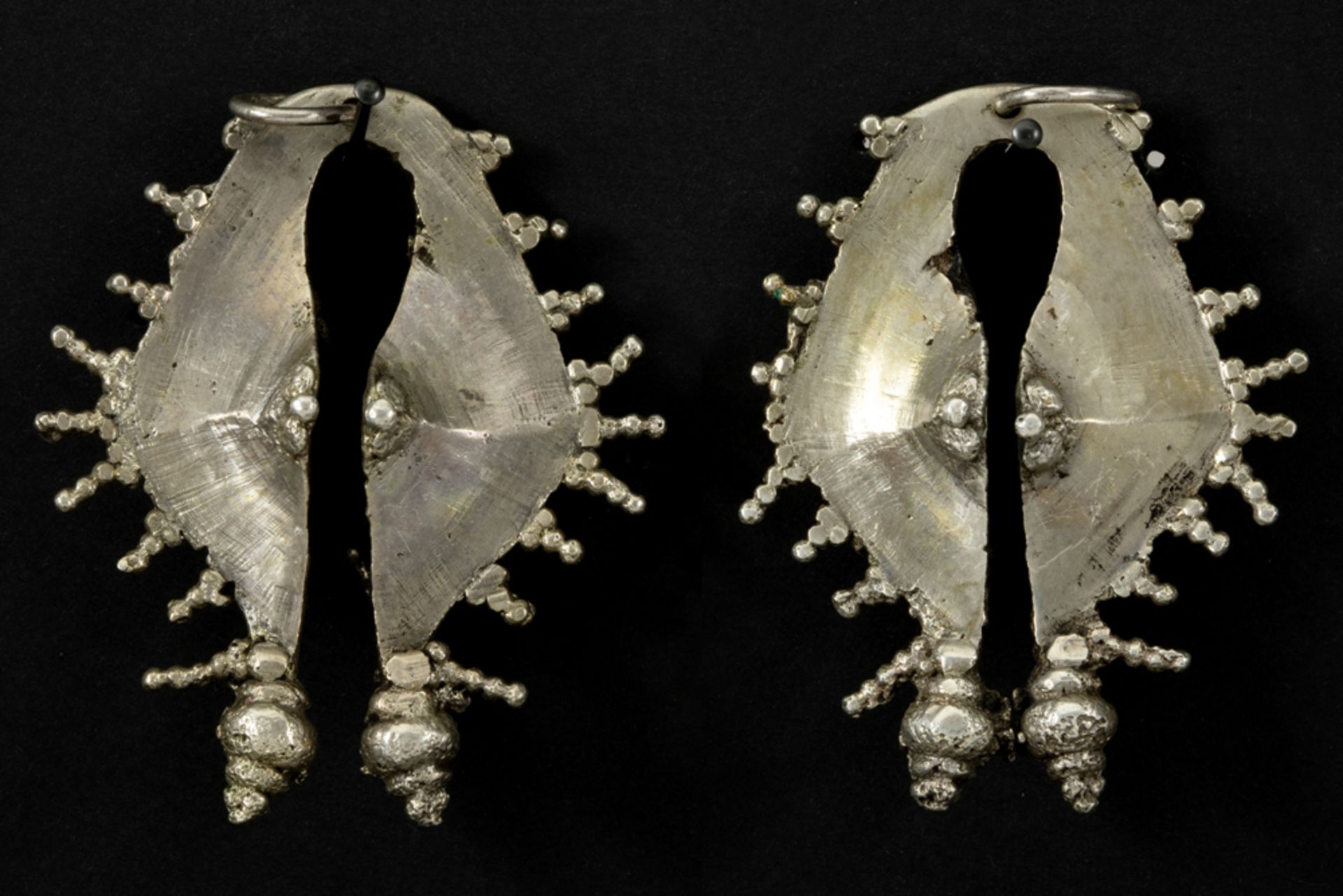 pair of Indonesian Sumba "Mamuli" earhangers in silver || INDONESIË / SUMBA EILAND - 19°/20° EEUW