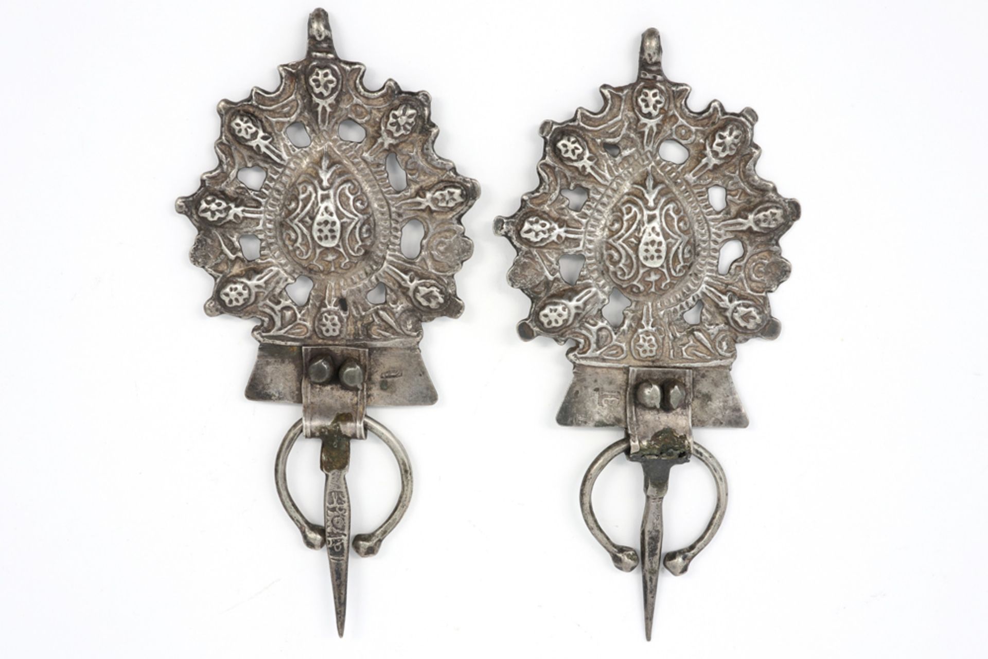 pair of antique Moroccon "Berber" fibulae from the Rif regio in a silver alloy || Paar antieke