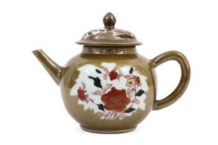 18th Cent. Chinese tea pot in 'Capucin (café-au-lait)' porcelain with an Imari decor || Achttiende