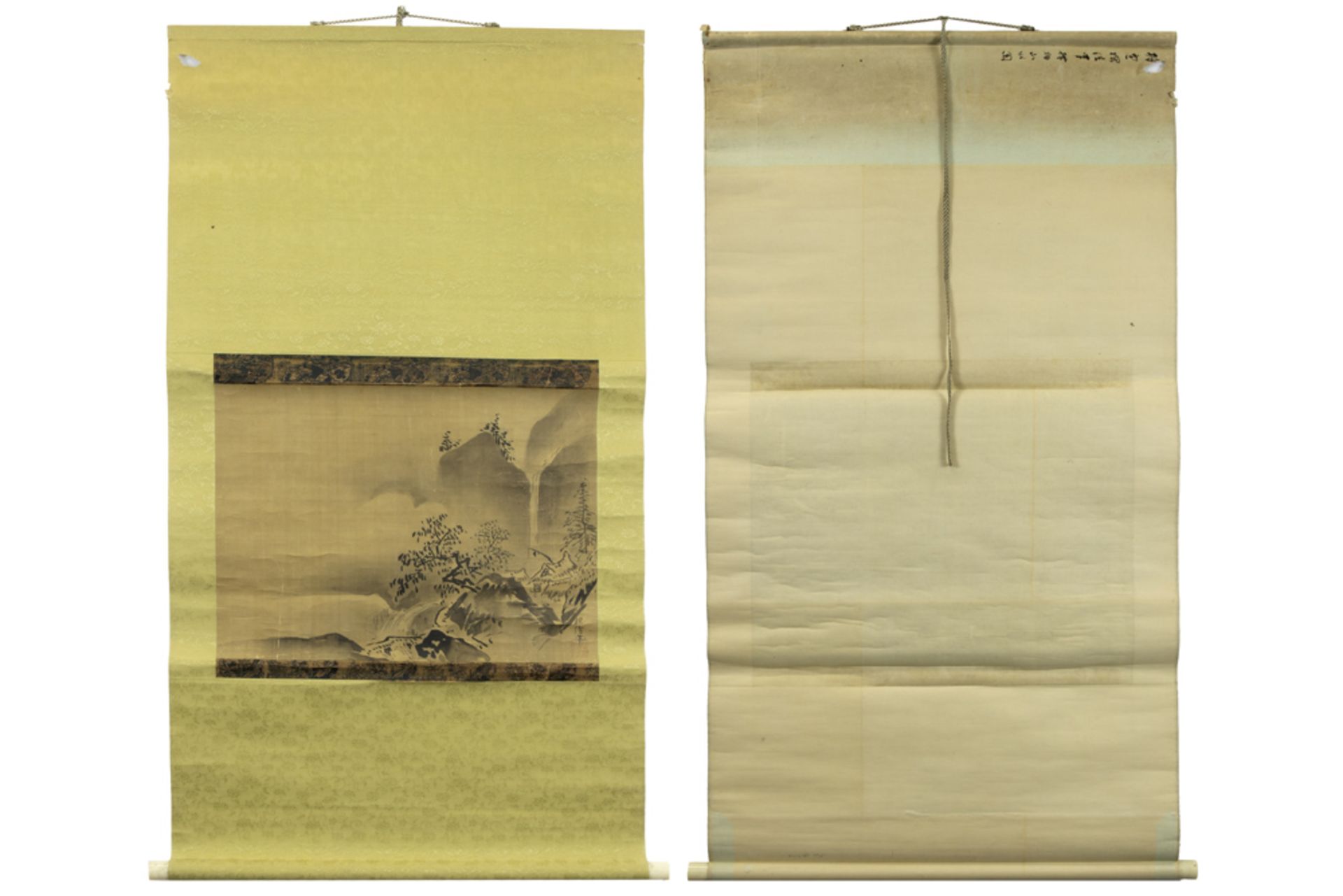 Chinese scroll with an antique black ink painting with a landscape || Chinese rol met antieke
