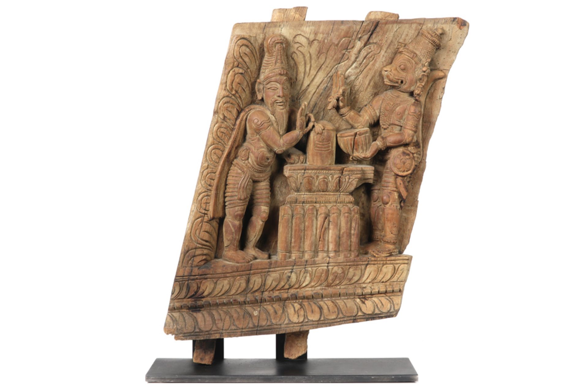antique Indian temple char sculpture in wood with the depiction of Hanuman || Antieke Indische
