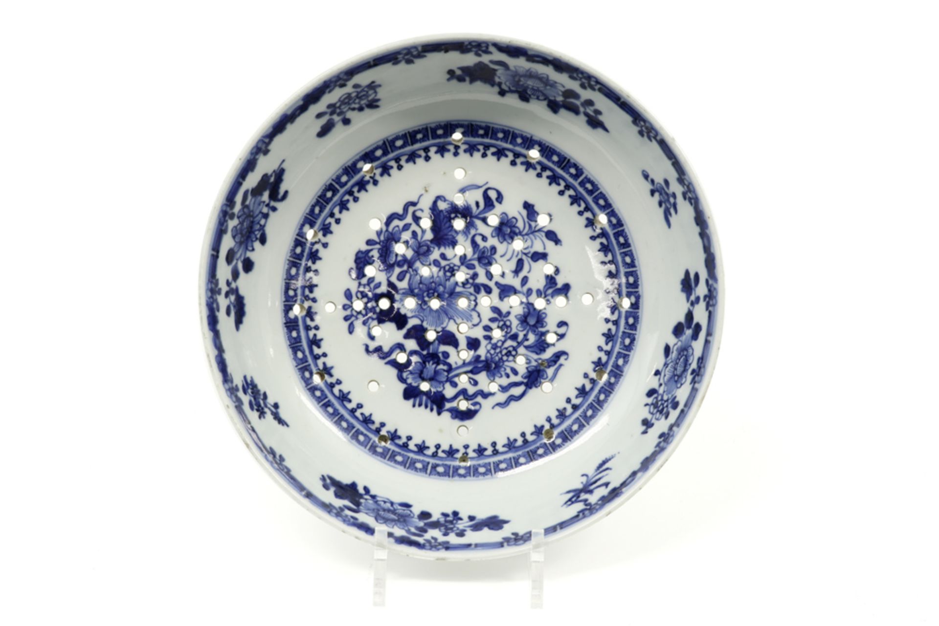 round 18th Cent. Chinese strawberry strainer in porcelain with floral blue-white decor || Ronde