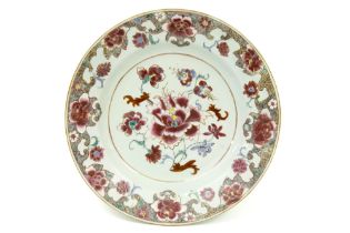 18th Cent. Chinese porcelain dish with Famille Rose decor with flowers || Vrij grote ronde